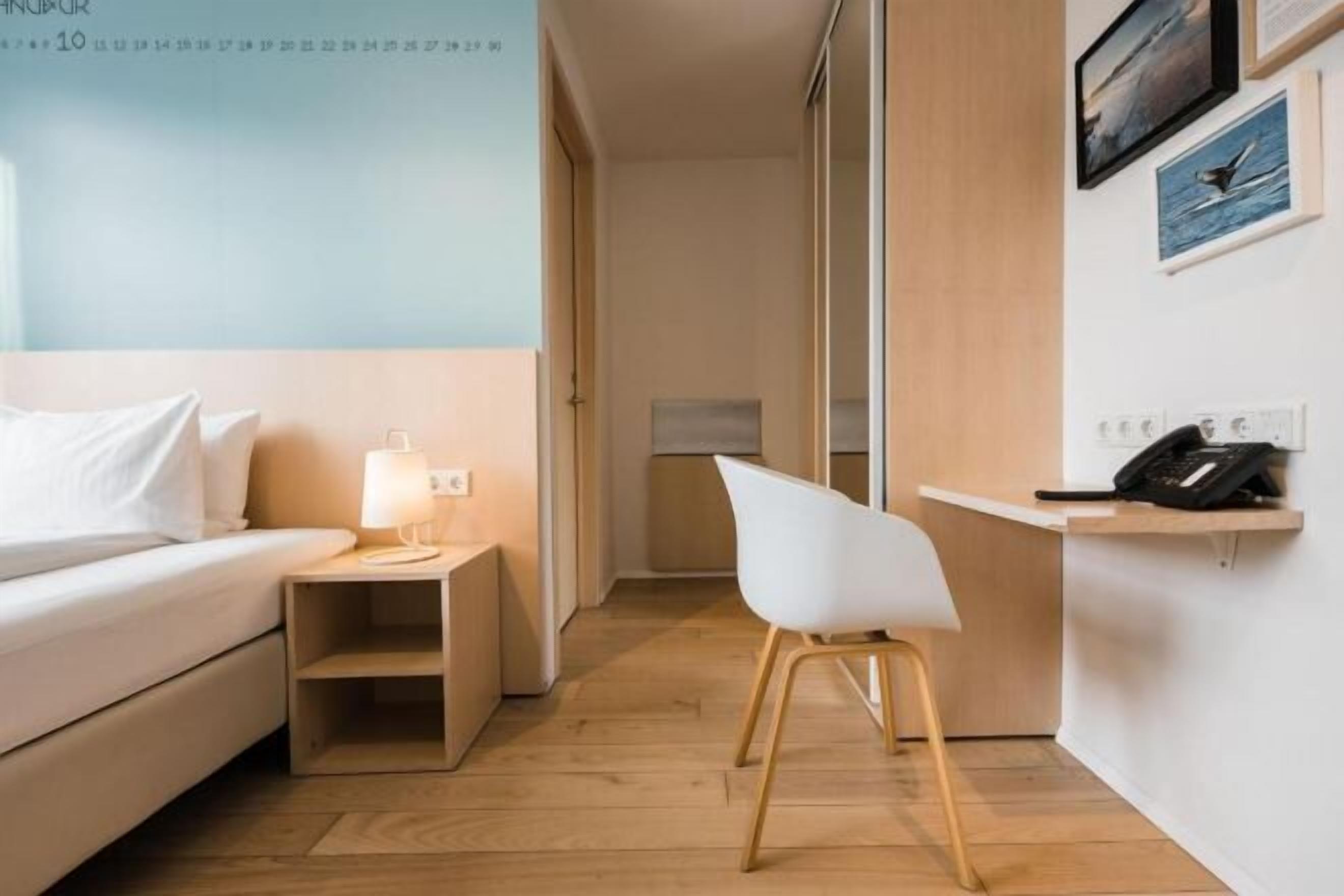 Allergikerbettwaren, Zimmersafe, individuell dekoriert, Schreibtisch