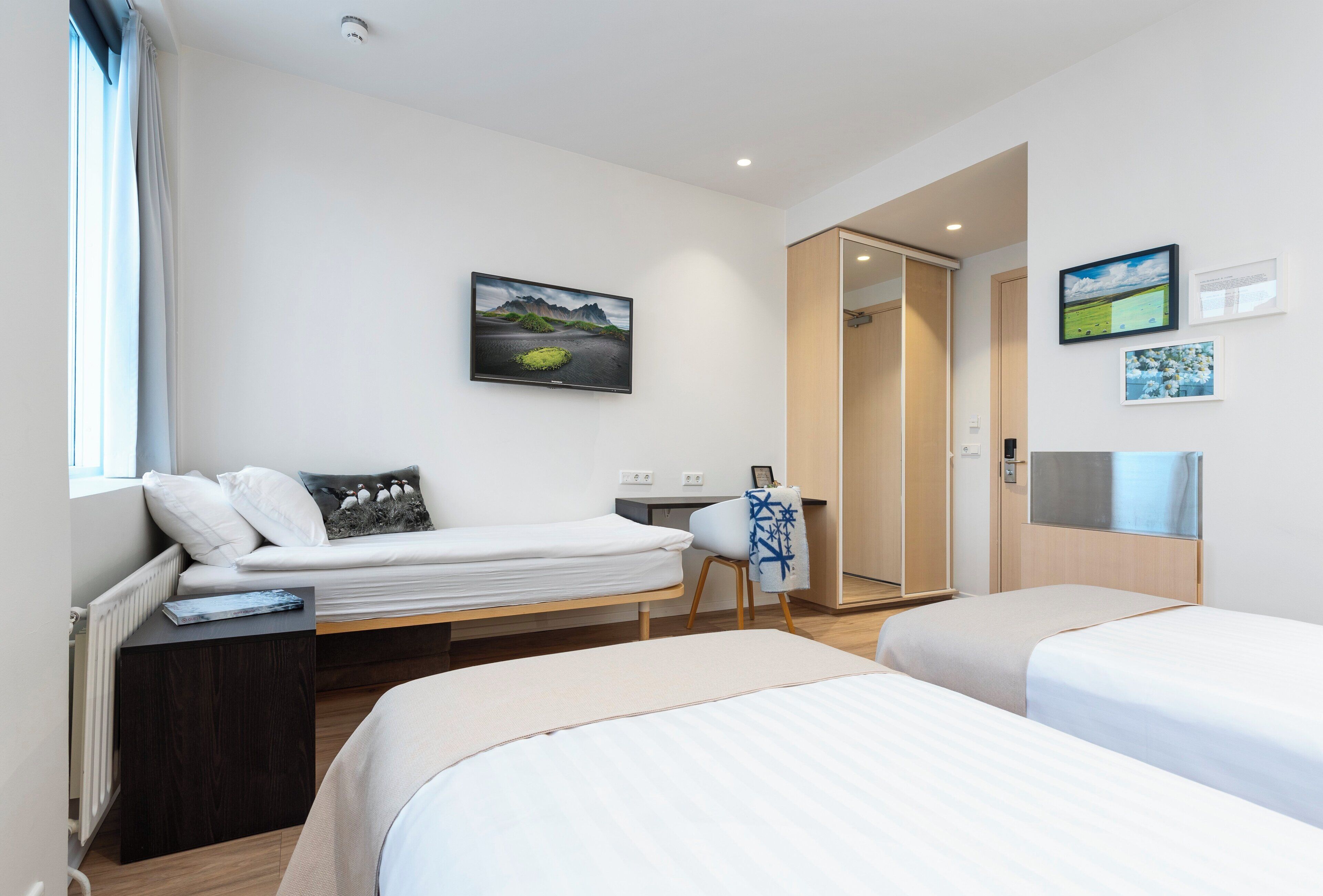 Habitación triple estándar | Ropa de cama hipoalergénica y caja de seguridad en la habitación 