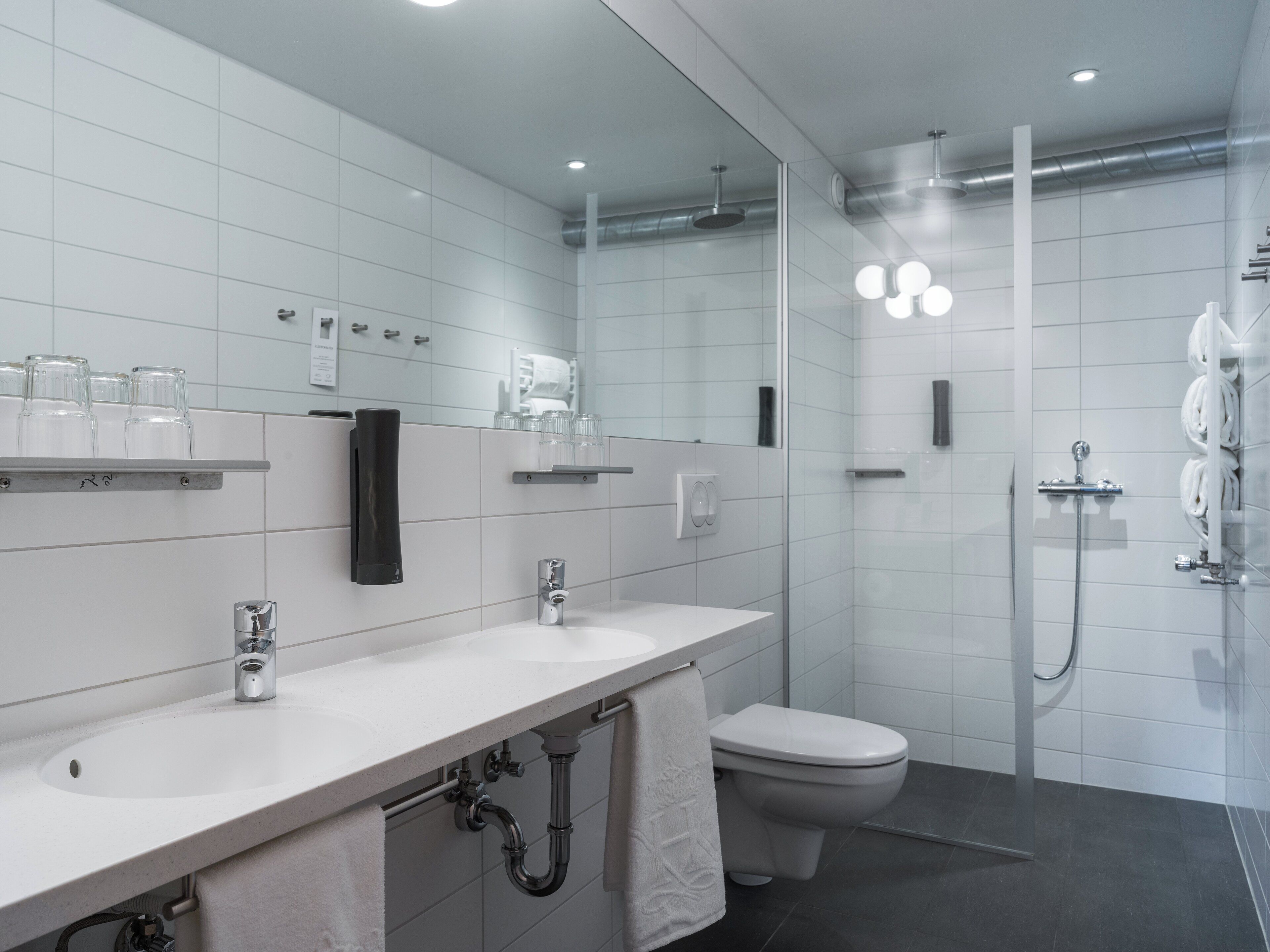 Chambre Familiale, plusieurs lits | Salle de bain