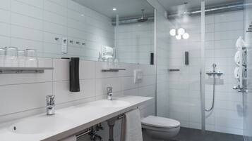 Chambre Familiale, plusieurs lits | Salle de bain