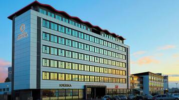 Facciata della struttura - sera/notte