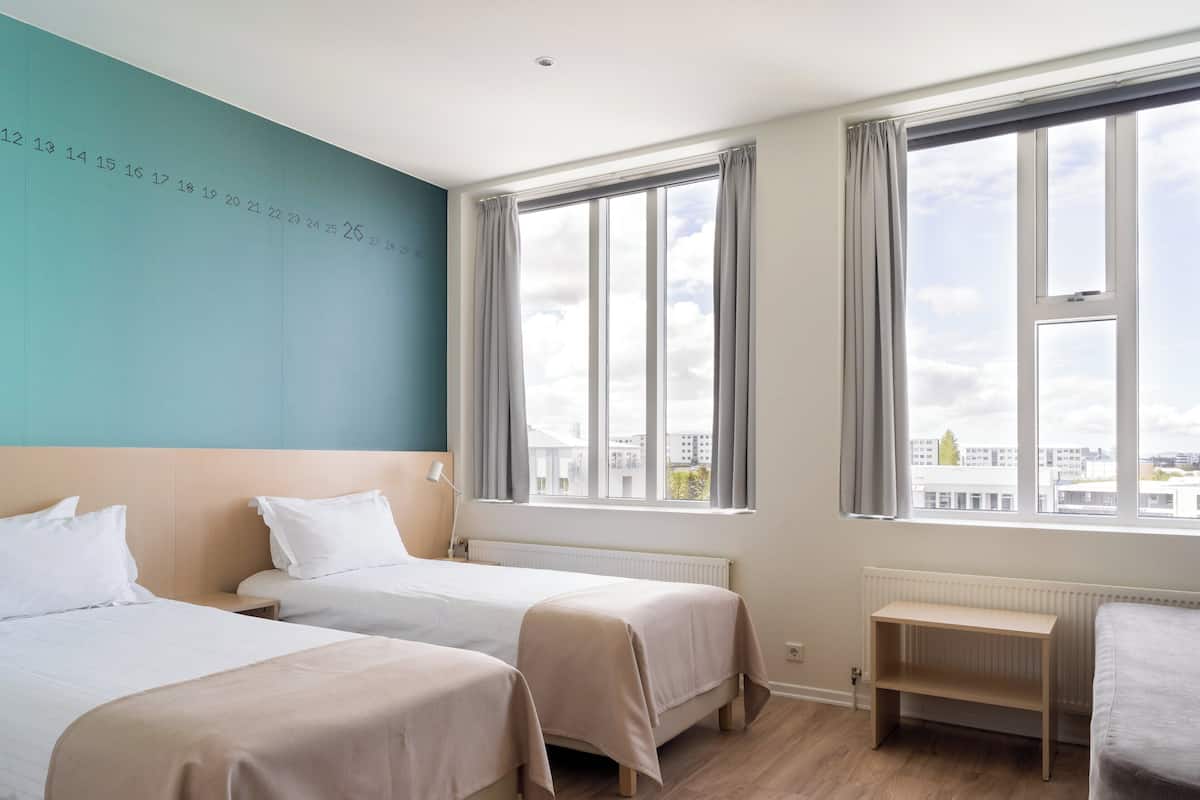 Ropa de cama hipoalergénica y caja de seguridad en la habitación