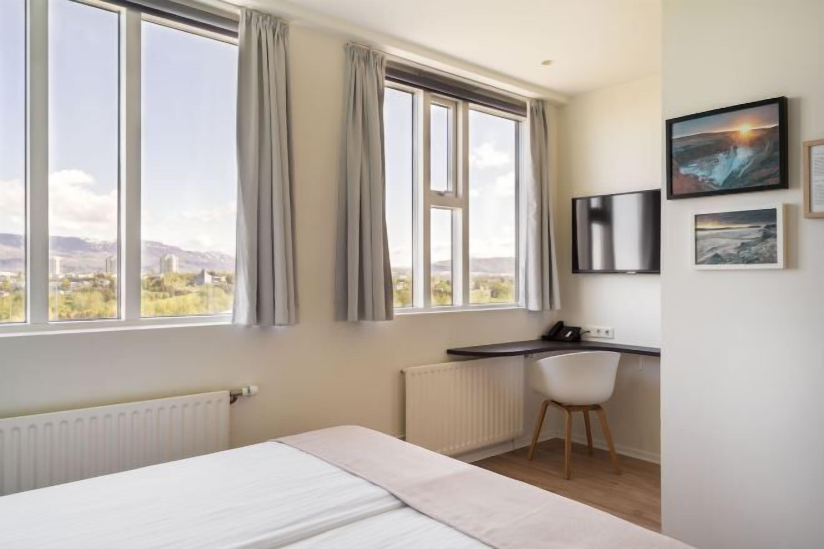 Allergikerbettwaren, Zimmersafe, individuell dekoriert, Schreibtisch