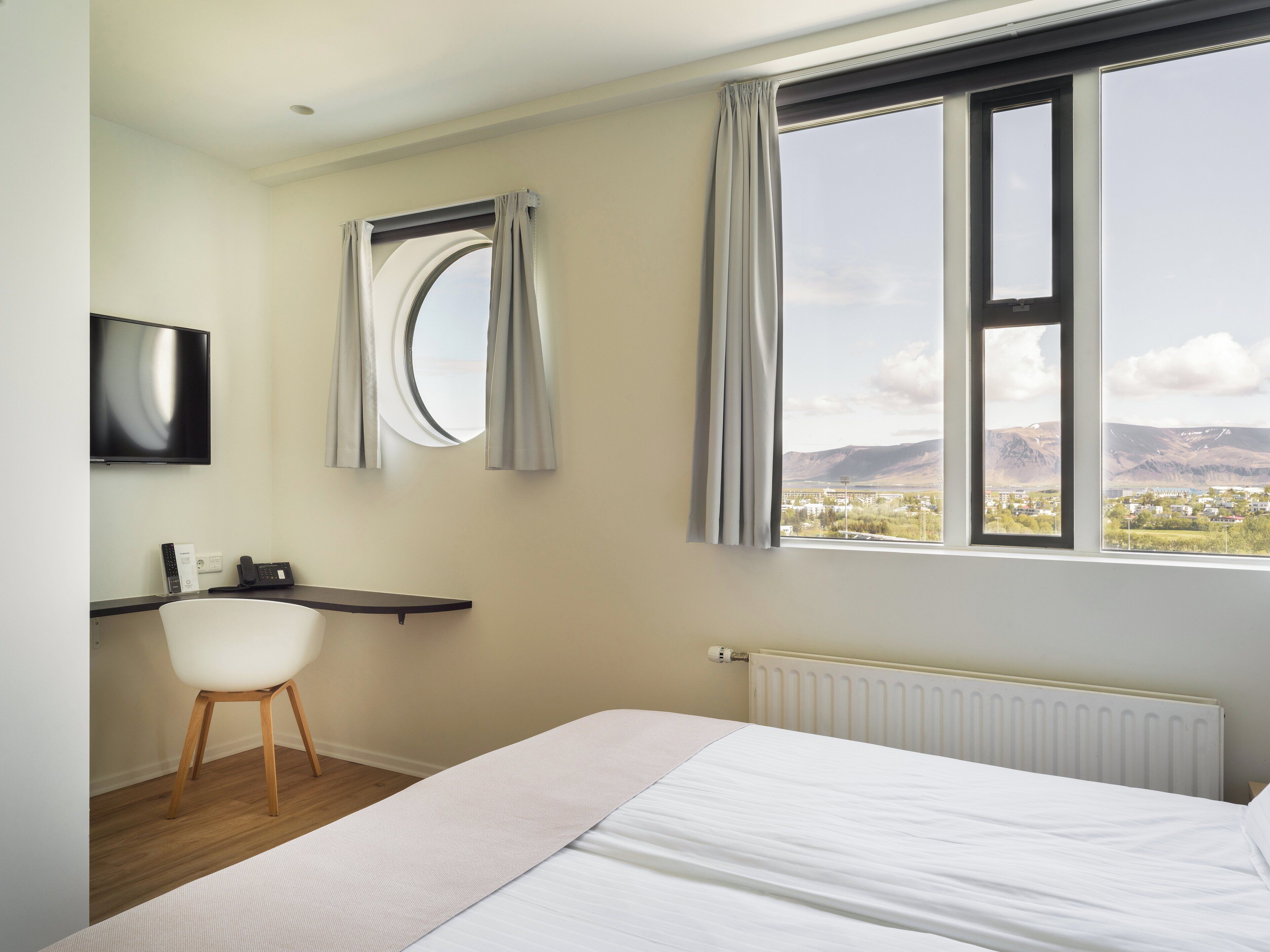 Habitación estándar con 1 cama matrimonial o 2 individuales, vista a la montaña | Ropa de cama hipoalergénica y caja de seguridad en la habitación 