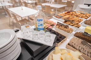 Desayuno continental gratuito y diario