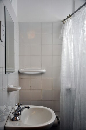 Dortoir Partagé, dortoir mixte | Salle de bain | Douche, serviettes fournies