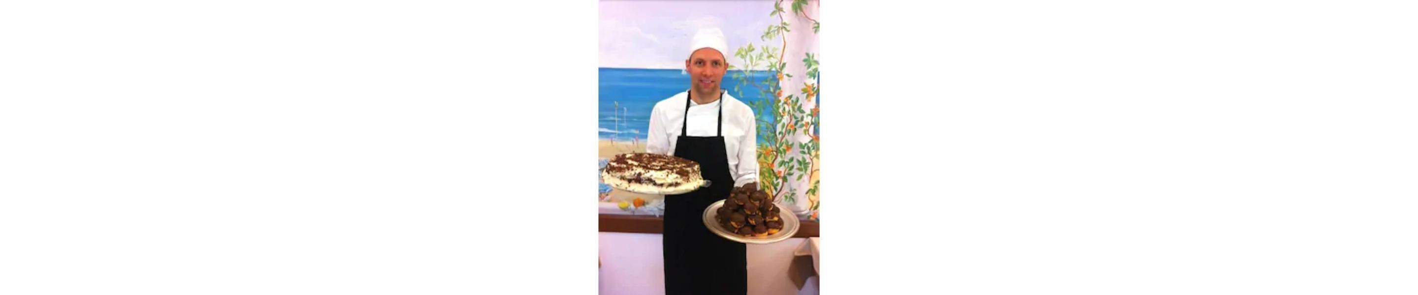 Eine Person hält zwei Kuchen.