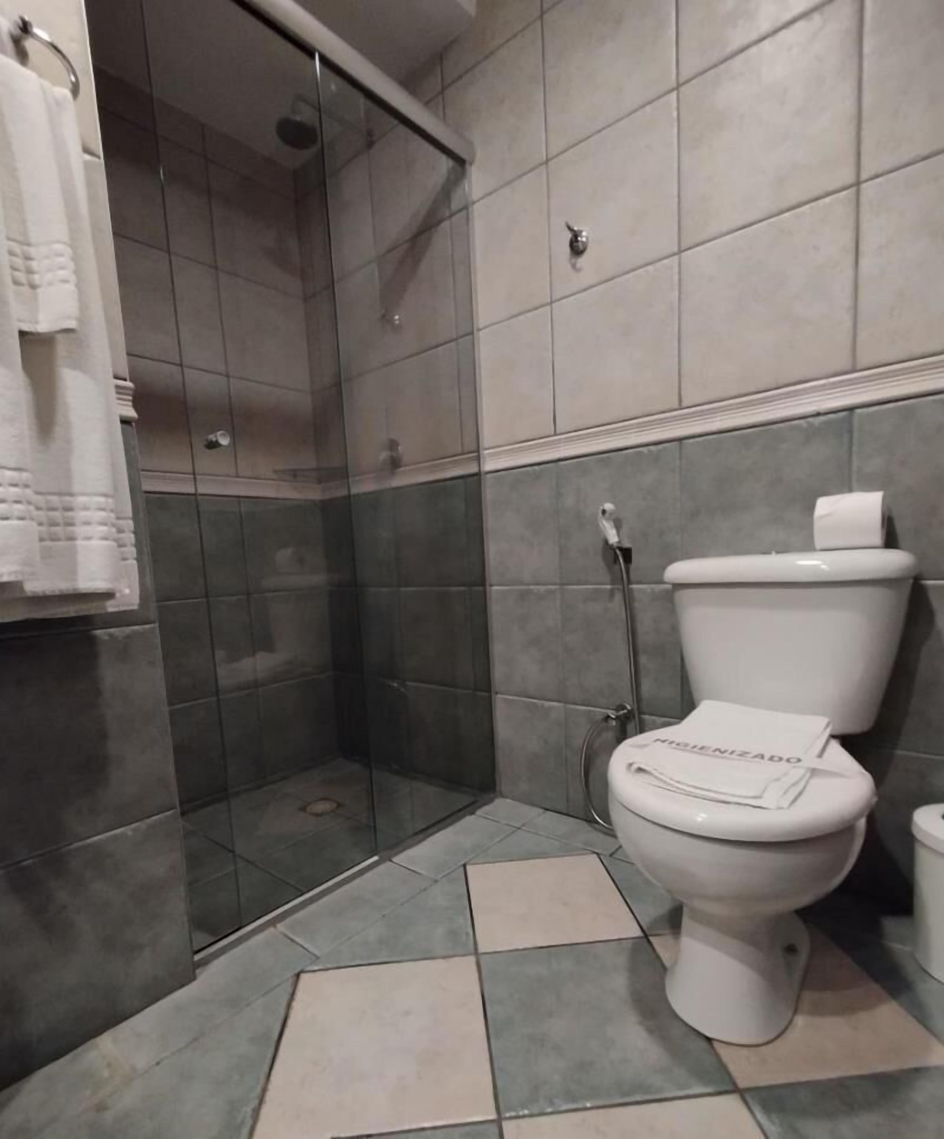 duplex suite | bathroom | shower, free toiletries, hair dryer, towels