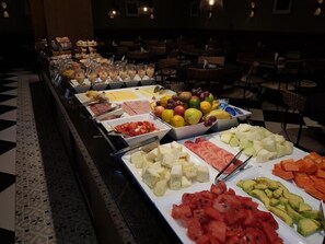 A buffet with various fruits, cheeses, and meats. - Hotel Serra Nevada (Canela)