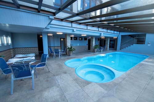 Piscina interna, espreguiçadeiras