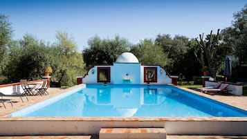 季節性室外游泳池,提供泳池遮陽傘和日光浴躺椅