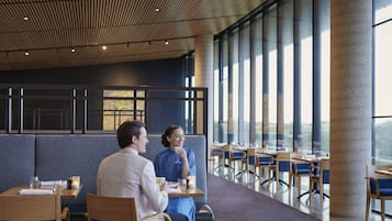 朝食、ランチ、ディナーに営業 (郷土料理、ゴルフコース ビュー)