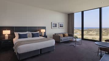 Rom – premium, havutsikt | Minibar, safe på rommet, lydisolert og strykejern/-brett