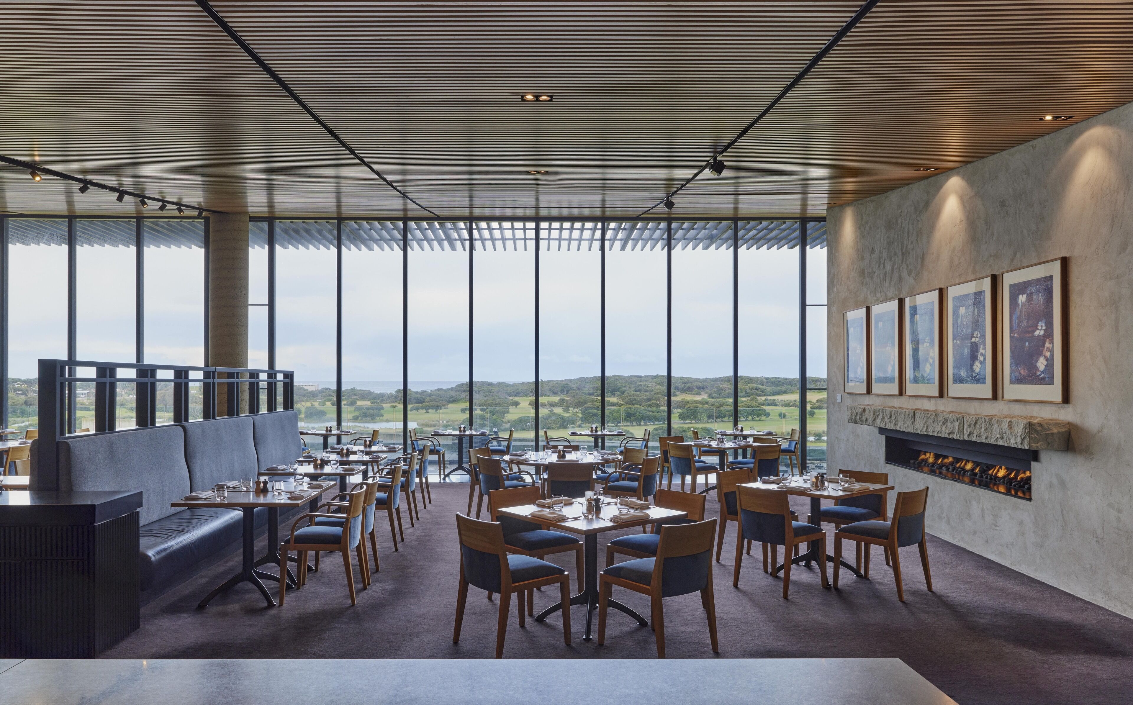 供应早餐、午餐和晚餐，地方菜，高尔夫球场景观