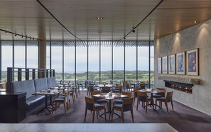 Se sirven desayunos y cocina local, con vista al campo de golf 