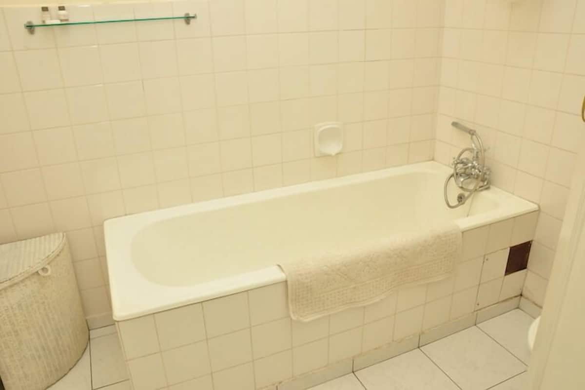 deep-soaking bathtub