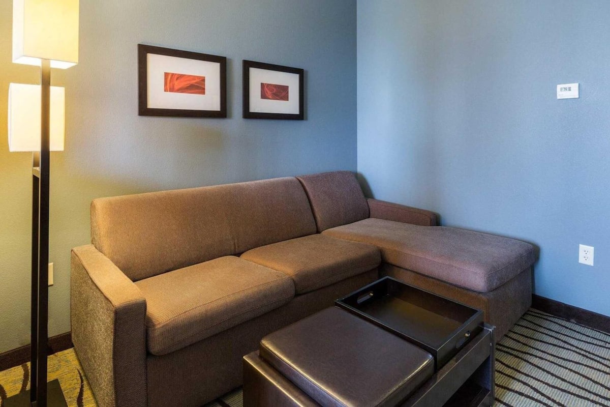 Living area | 42-inch LED TV with cable channels, TV
