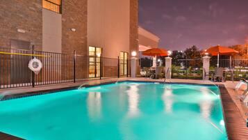 Udendørs pool, parasoller, liggestole