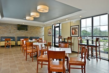 Free daily full breakfast at Comfort Suites near Westchase on Beltway 8