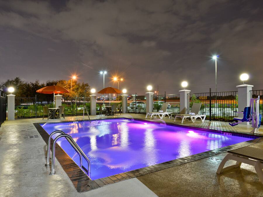 Een buitenzwembad, parasols voor strand/zwembad