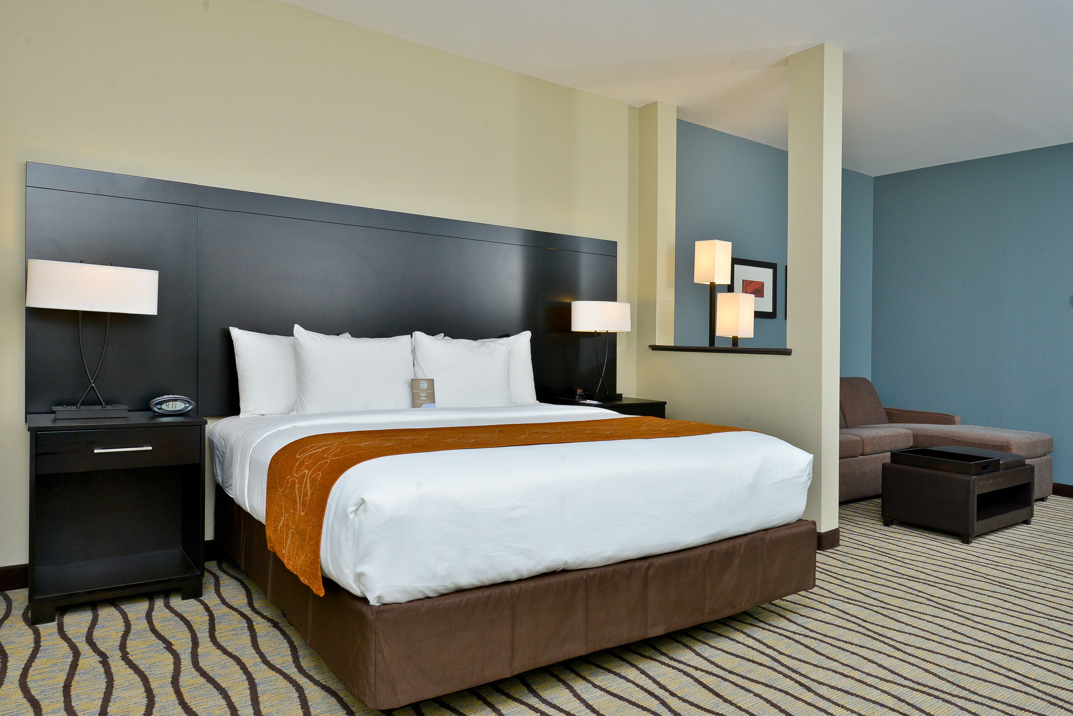 Luxe beddengoed, een kluis op de kamer, een bureau, geluiddichte muren