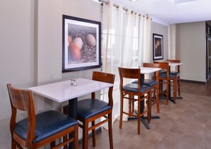 Free daily full breakfast  - Comfort Suites near Westchase on Beltway 8 (Houston)