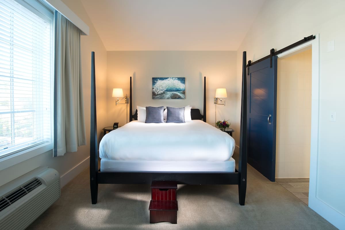 Room, 1 King Bed (Portside King with Seating Area)
