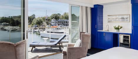 جناح (Admiral Suite with Deck) | ملاءات إيطالية من طراز فريتي وأغطية فراش متميزة ومكواة/لوح كي