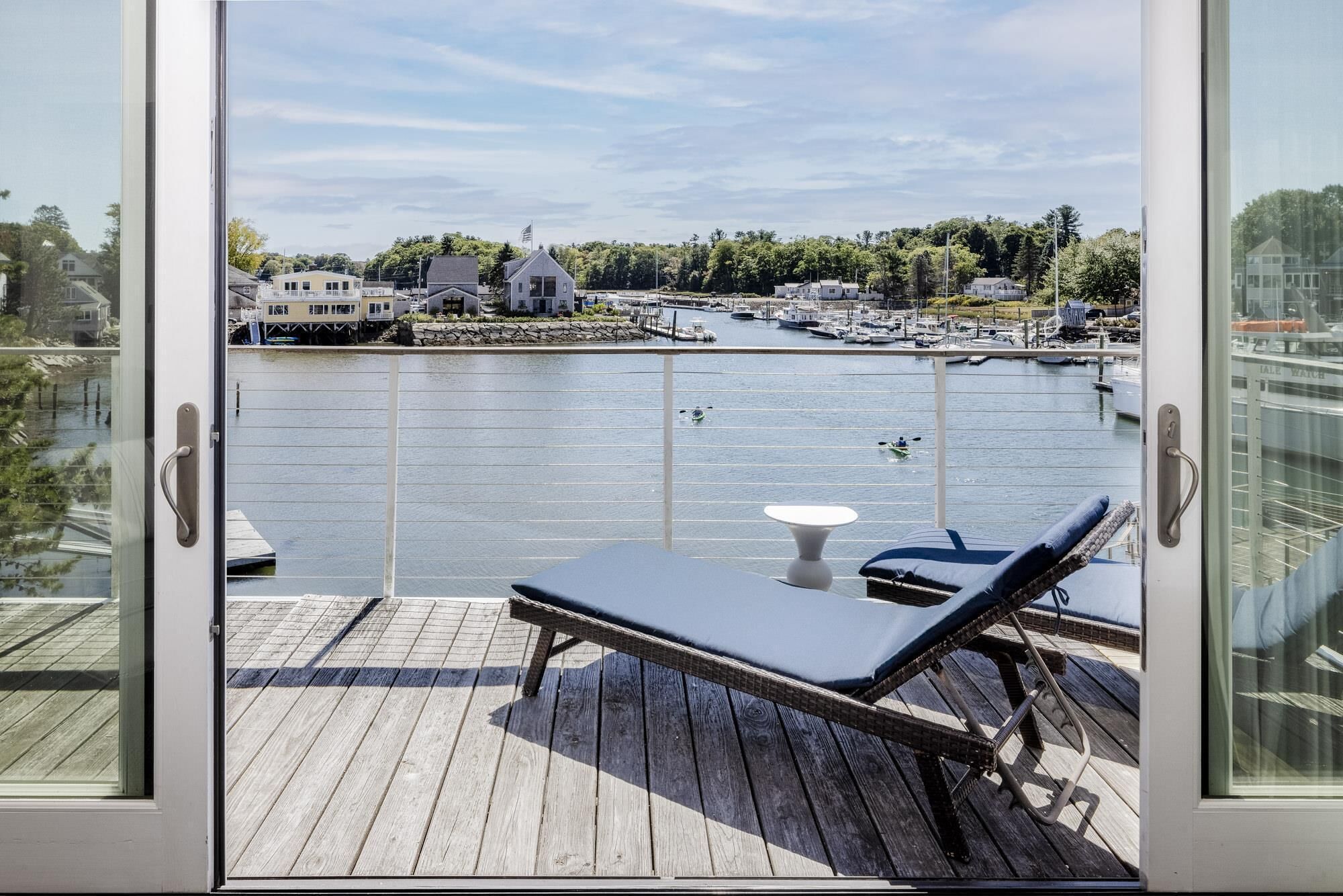 套房 (Admiral Suite with Deck) | 意大利 Frette 床单、高档床上用品、特色装修、特色家居