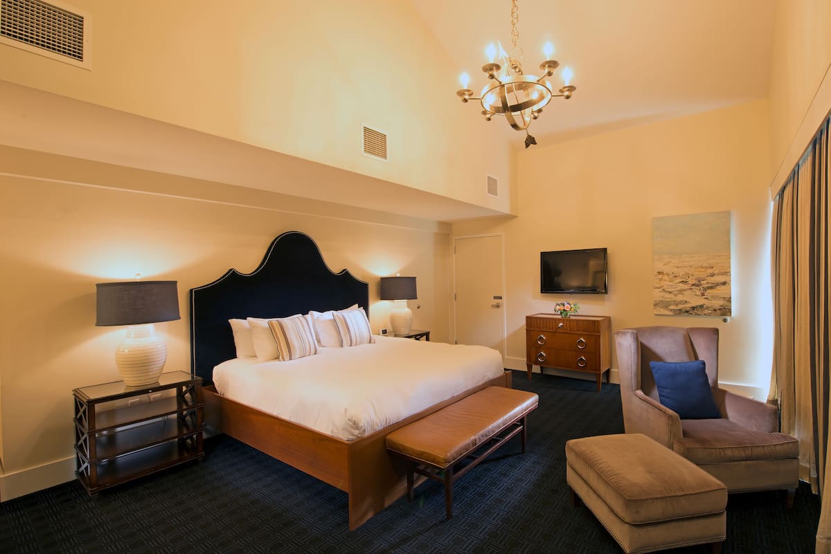 Room, 1 King Bed (Admiral's Suite)