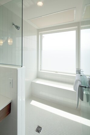 Shower, rainfall showerhead, free toiletries, hair dryer - The Boathouse Waterfront Hotel & Marina (Kennebunkport)