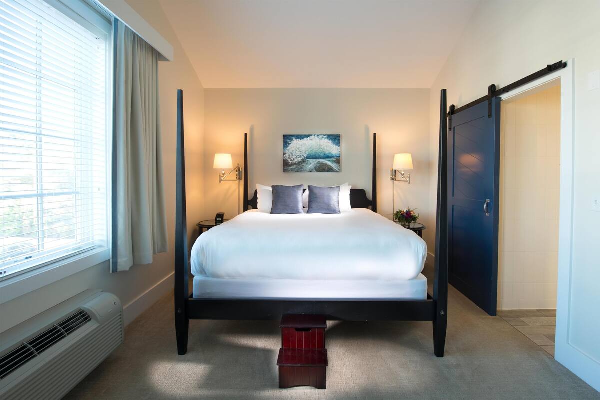 Room, 1 King Bed (Portside) | Frette Italian sheets, premium bedding, iron/ironing board, WiFi (free)