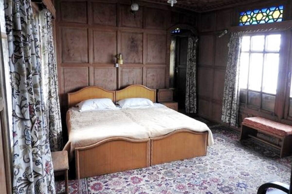 Super Deluxe Room | Desk, blackout curtains, iron/ironing board, rollaway beds
