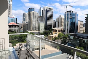 Un paisaje urbano con edificios altos modernos, incluyendo un destacado edificio de Oracle.