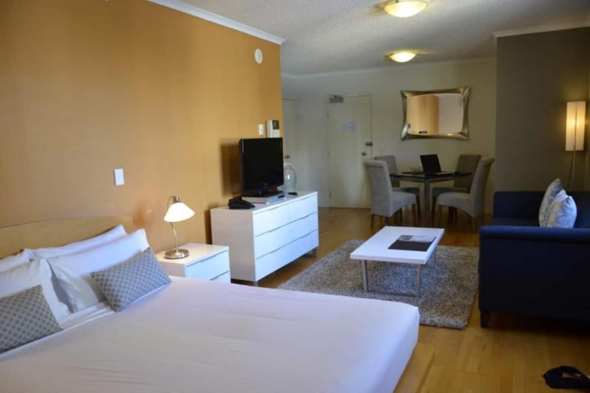 Studio, 1 Queen Bed | Iron/ironing board, cribs/infant beds, free WiFi, bed sheets
