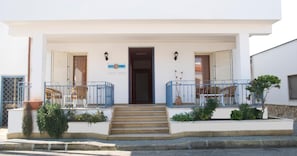 A building with a white facade, a front door, and a small porch with a railing. - Vistamare Bed and Breakfast (Alliste)
