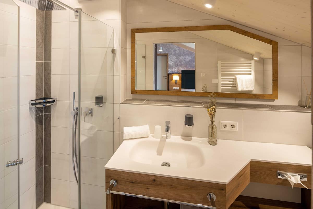 standard double | bathroom | free toiletries, hair dryer, towels