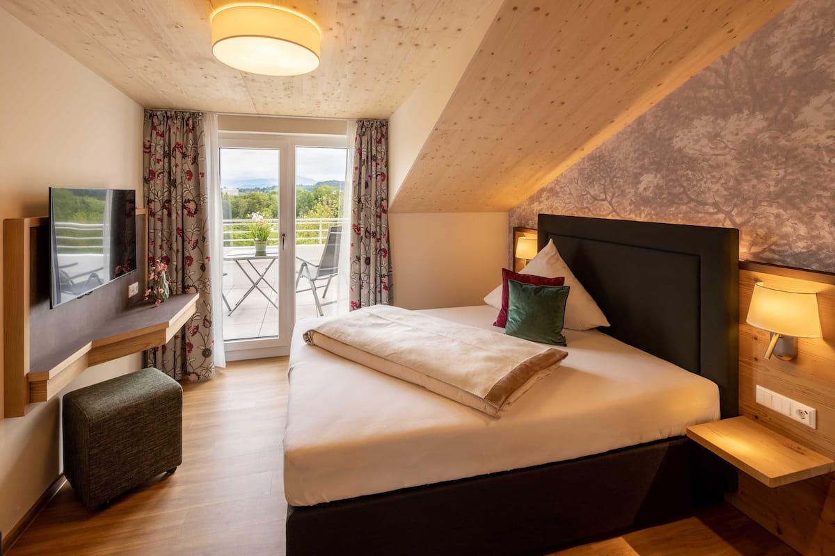 standard double | in-room safe, individually decorated, individually furnished, free wifi