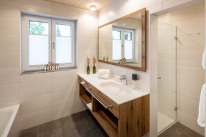 Apartamento conforto | Banheiro | Produtos de toalete grátis, secador de cabelo, toalhas de banho 