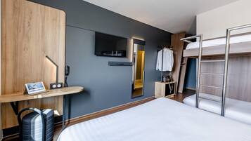 Vierpersoonskamer | Luxe beddengoed, een bureau, verduisterende gordijnen