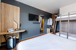 Quadruple Room | Premium bedding, desk, blackout curtains, soundproofing - B&B HOTEL Bordeaux Talence (Gradignan)