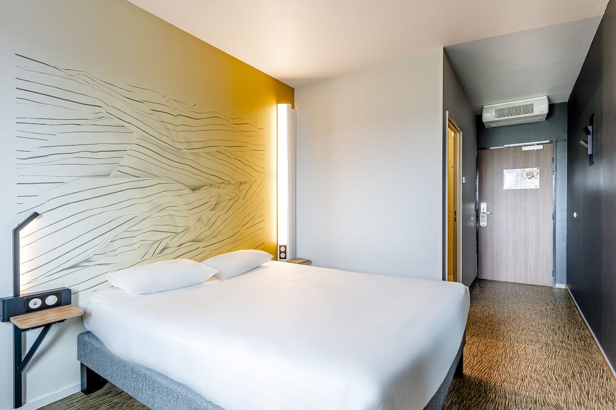 double room, non smoking | 1 bedroom, premium bedding, desk, blackout curtains