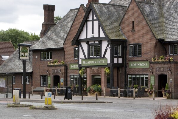 Exterior - The Broadoak (Ashton-under-Lyne)