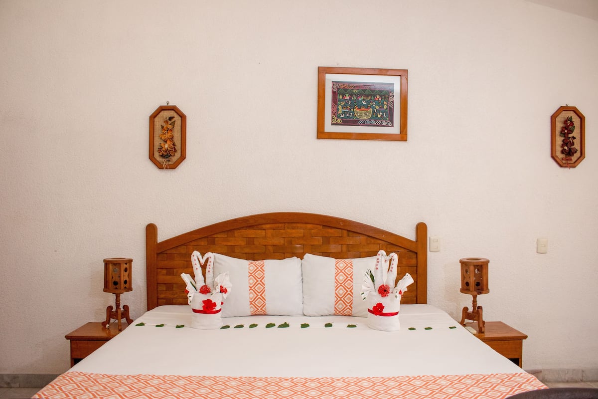 Camas con pillow-top, minibar y caja de seguridad en la habitación