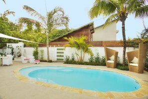 Outdoor pool, pool umbrellas, pool loungers - Esprit Libre Restaurant and Guest House (Grand-Baie)