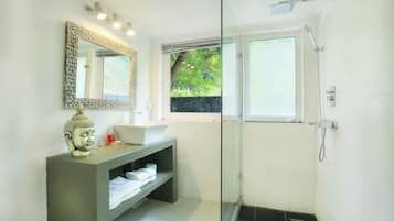 Luxury Room | Bathroom | Eco-friendly toiletries, hair dryer, towels, shampoo