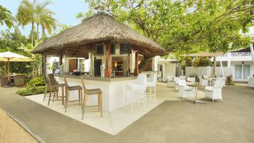 Se sirven desayunos, comidas y cocina fusión con vista a la alberca