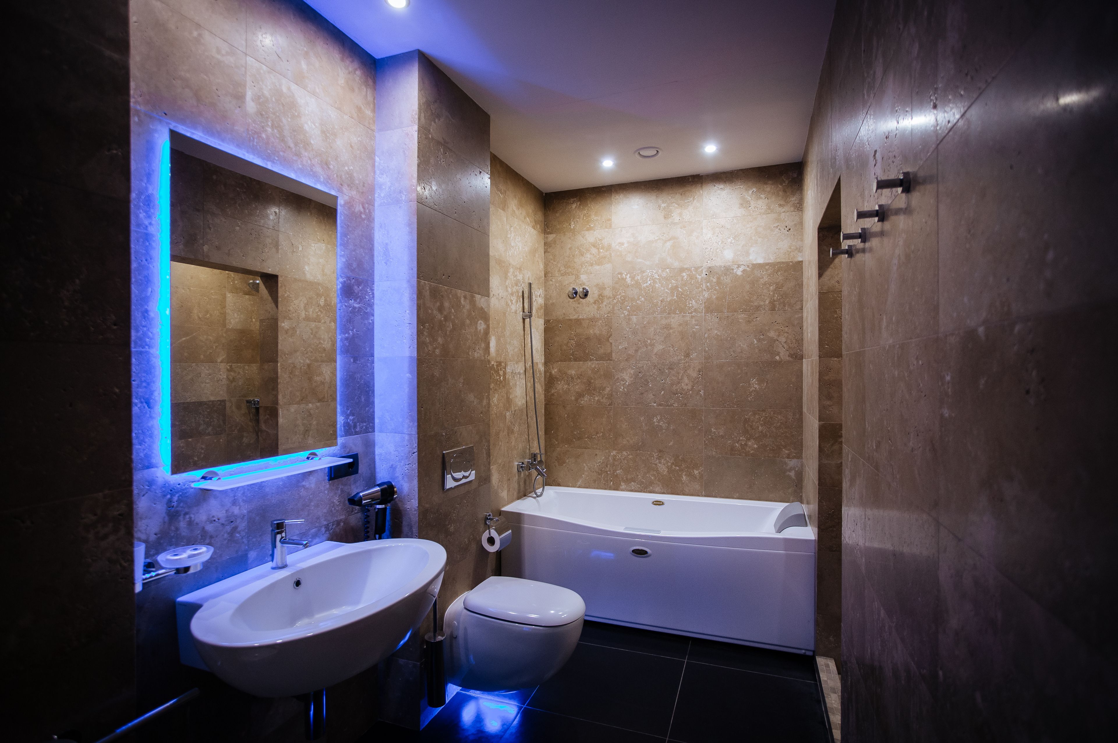 Jetted bathtub