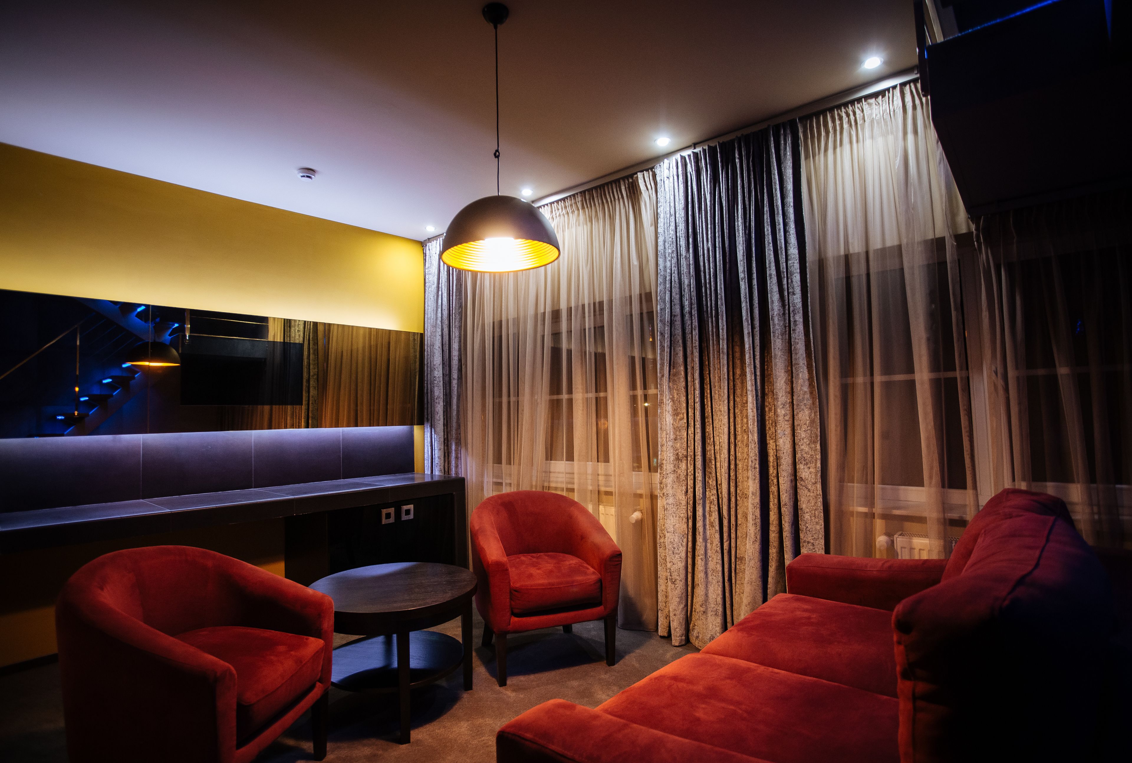 Toetasjesleilighet – junior, 1 kingsize-seng | Oppholdsområde | En 32-tommers LED-TV med Parabol-TV samt TV