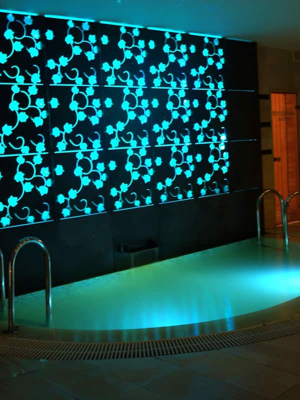 2 indoor pools